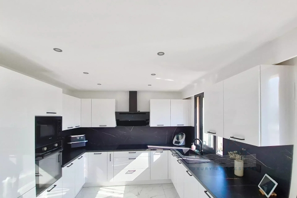 Maison de luxe à vendre à Antibes, 1 166 000 €, Photo 3