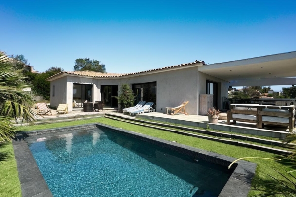 Maison de luxe à vendre à Saint-Aygulf, 940 000 €, Photo 1