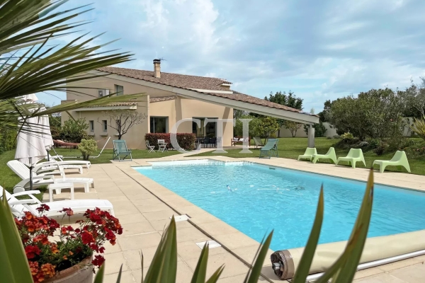 Luxury House for sale in La Roque-sur-Pernes, 1 348 000 €, Photo 1