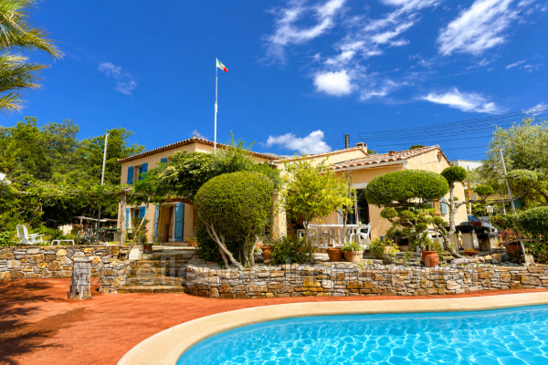 Maison de luxe à vendre à Les Issambres, 1 090 000 €, Photo 1