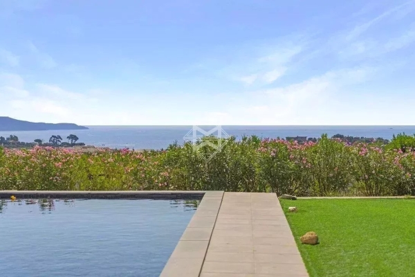 Maison de luxe à vendre à Cavalaire-sur-Mer, 1 690 000 €, Photo 1