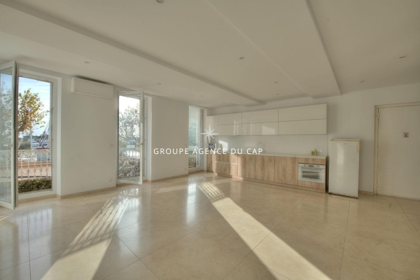 Luxury Apartment for sale in Saint-Raphaël, 775 000 €, Photo 2