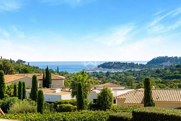 Luxury House for sale in Cavalaire-sur-Mer, 2 395 000 €, Photo 1