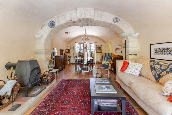 Maison de luxe à vendre à Lacoste, 680 000 €, Photo 1