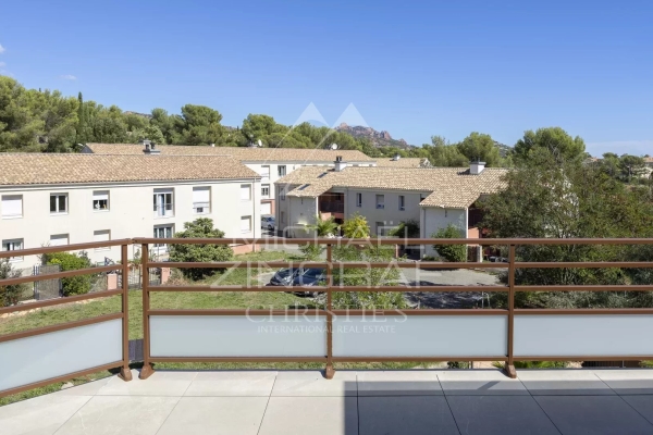 Luxury Apartment for sale in Saint-Raphaël, 736 000 €, Photo 2