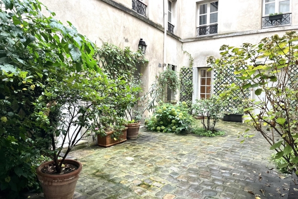 Luxury Apartment for sale in Paris 4Ème, 448 000 €, Photo 2