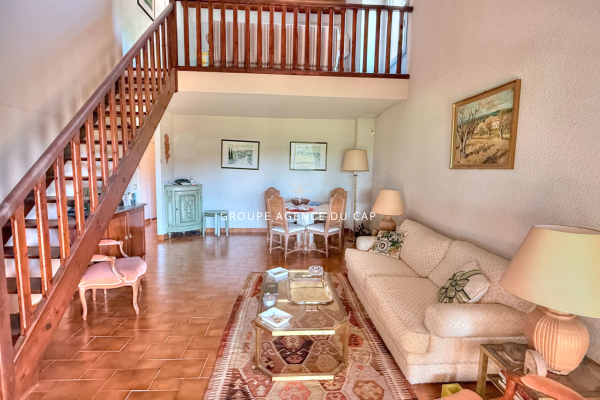 Luxury Apartment for sale in Saint-Raphaël, 450 000 €, Photo 2