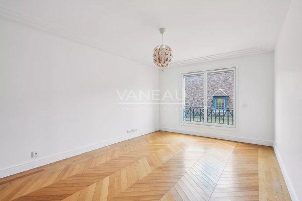 Luxury Apartment for sale in Paris 7Ème, 749 000 €, Photo 2