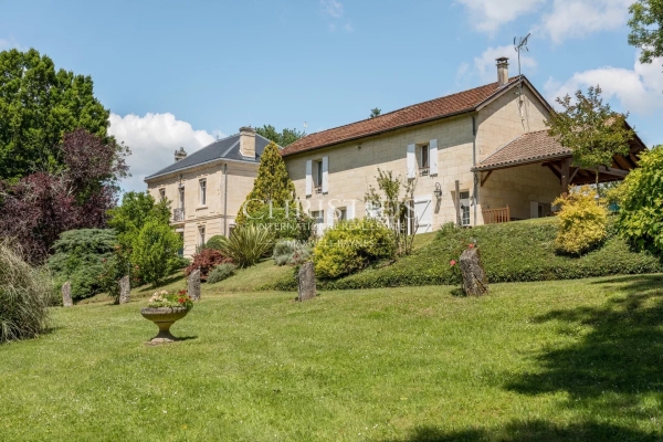 Luxury House for sale in Saint-Laurent-d'Arce, 850 000 €, Photo 1