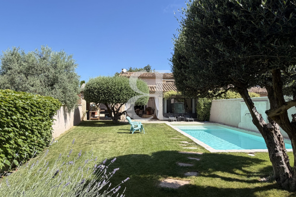 Luxury House for sale in Maubec, 899 000 €, Photo 1