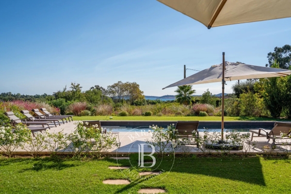 Luxury House for rental in Grimaud, 13 623 €, Photo 1