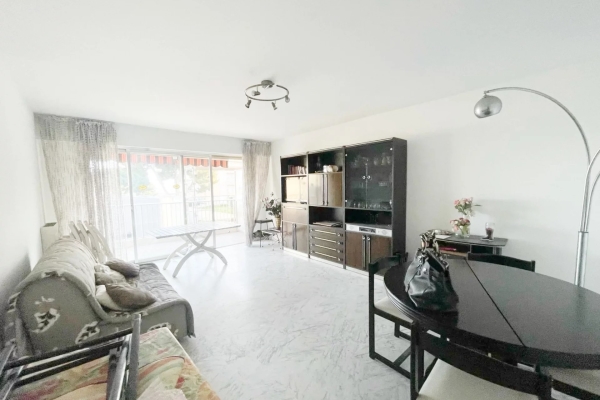 Luxury Apartment for sale in Saint-Laurent-du-Var, 459 000 €, Photo 3