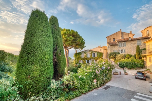 Luxury Apartment for sale in Mougins, 690 000 €, Photo 1