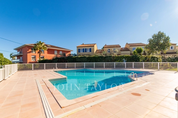 Luxury Apartment for sale in Antibes, 670 000 €, Photo 1