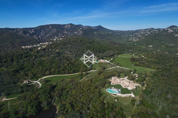 Luxury House for rental in Les Adrets de l'Esterel, 70 700 €, Photo 1