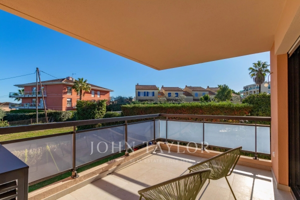 Luxury Apartment for sale in Antibes, 670 000 €, Photo 2