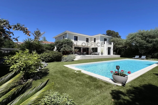 Maison de luxe à vendre à Antibes, 2 500 000 €, Photo 1