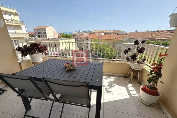 Luxury Apartment for sale in Antibes, 425 000 €, Photo 1