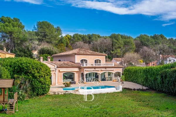 Maison de luxe à vendre à Roquefort-les-Pins, 1 790 000 €, Photo 1