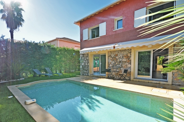 Maison de luxe à vendre à Antibes, 1 590 000 €, Photo 1