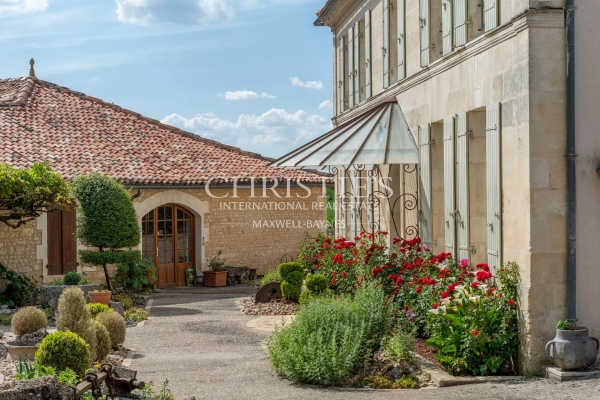 Luxury House for sale in Jonzac, 1 057 880 €, Photo 2