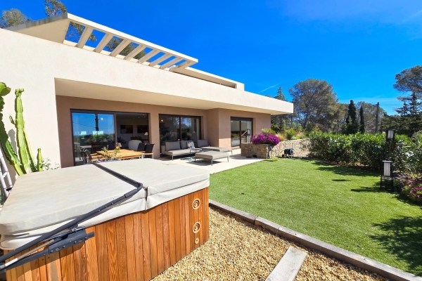 Luxury Apartment for sale in Saint-Raphaël, 1 095 000 €