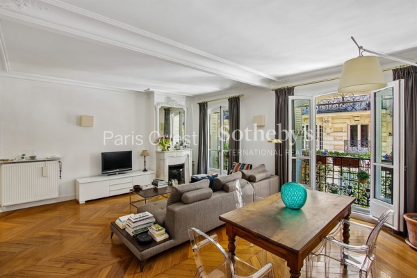 Luxury Apartment for sale in Paris 18ème, 850 000 €, Photo 1