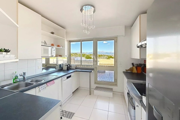 Luxury Apartment for sale in Antibes, 995 000 €, Photo 5