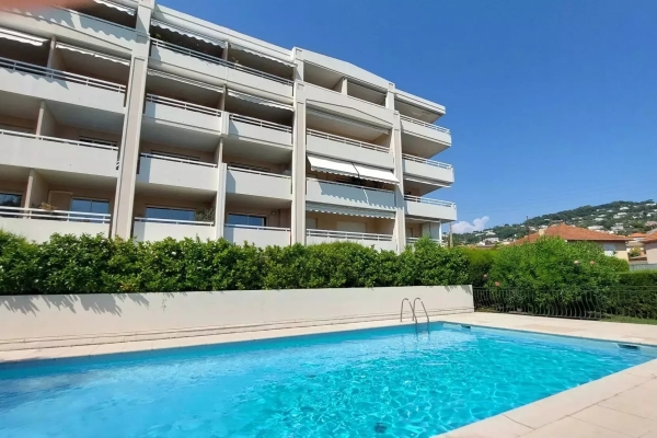 Luxury Apartment for sale in Le Cannet, 599 000 €, Photo 1