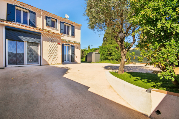 Luxury House for sale in Cogolin, 560 000 €, Photo 1