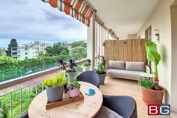 Luxury Apartment for sale in Antibes, 690 000 €, Photo 1