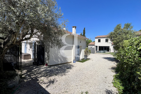 Maison de luxe à vendre à Saint Étienne-du-Grès, 669 000 €, Photo 1