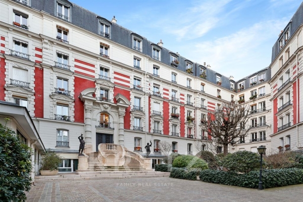 Luxury Apartment for sale in Paris 9Ème, 700 000 €, Photo 1