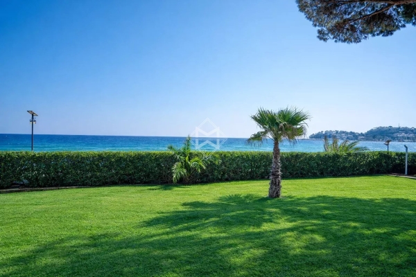 Luxury Apartment for sale in Cavalaire-sur-Mer, 690 000 €, Photo 1