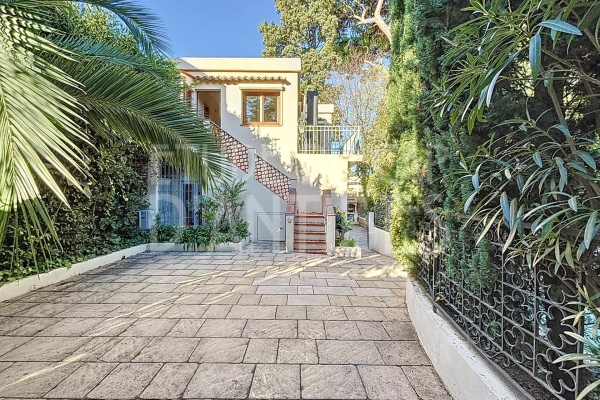 Luxury House for sale in Cap d'Antibes, 1 390 000 €, Photo 2