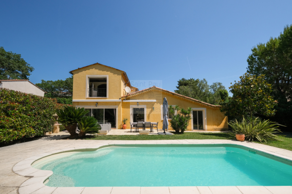 Maison de luxe à vendre à Villeneuve-Loubet, 925 000 €, Photo 1
