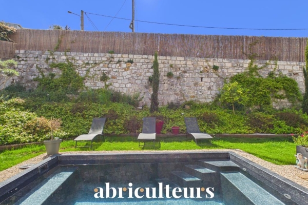 Maison de luxe à vendre à Saint-Laurent-du-Var, 949 000 €, Photo 1