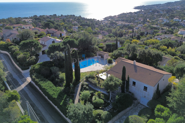 Maison de luxe à vendre à Saint-Aygulf, 899 000 €, Photo 1