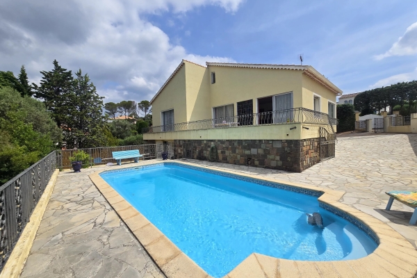 Maison de luxe à vendre à Saint-Raphaël, 735 000 €, Photo 1