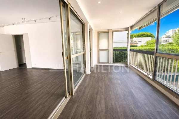 Luxury Apartment for sale in Mandelieu-la-Napoule, 675 000 €, Photo 2