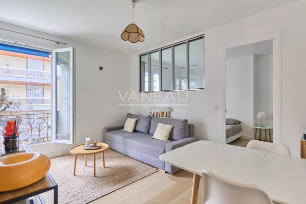 Luxury Apartment for sale in Paris 18ème, 369 000 €, Photo 1
