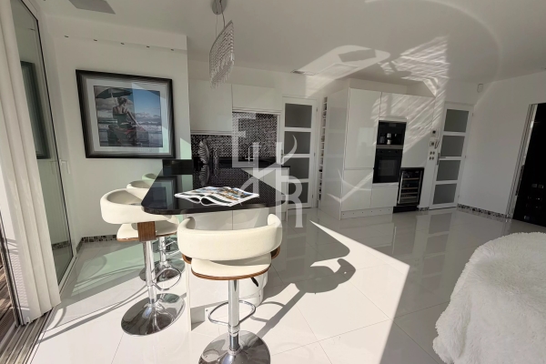 Luxury Apartment for sale in Antibes, 695 000 €, Photo 2