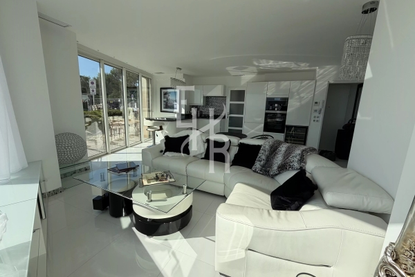 Luxury Apartment for sale in Antibes, 695 000 €, Photo 3
