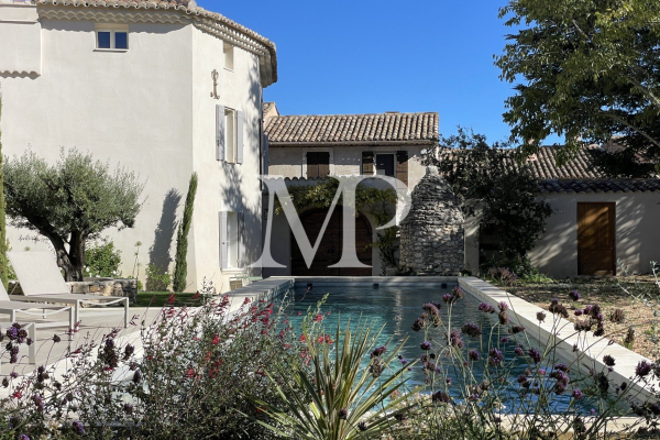 Maison de luxe à louer à Saint Saturnin les Apt, 6 650 €, Photo 1