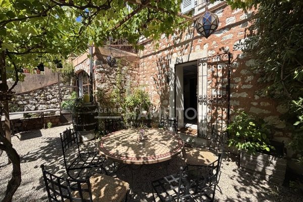 Maison de luxe à vendre à Roquefort-les-Pins, 975 000 €, Photo 1