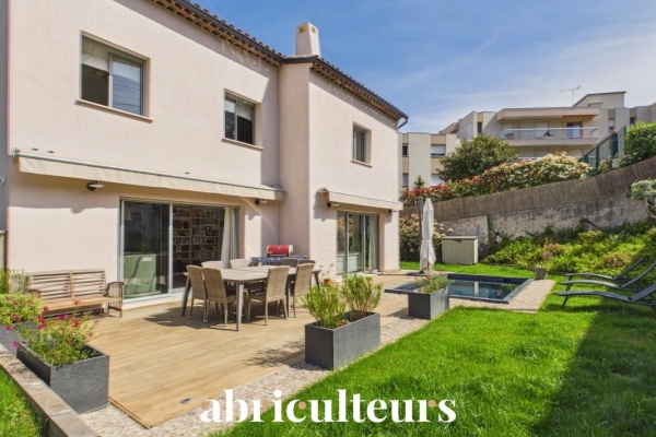 Maison de luxe à vendre à Saint-Laurent-du-Var, 890 000 €, Photo 1