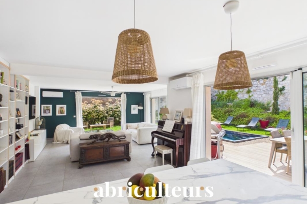 Maison de luxe à vendre à Saint-Laurent-du-Var, 890 000 €, Photo 1