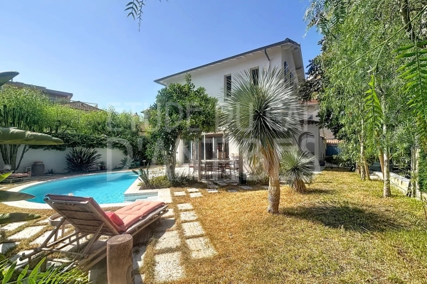 Maison de luxe à vendre à Antibes, 1 690 000 €, Photo 1