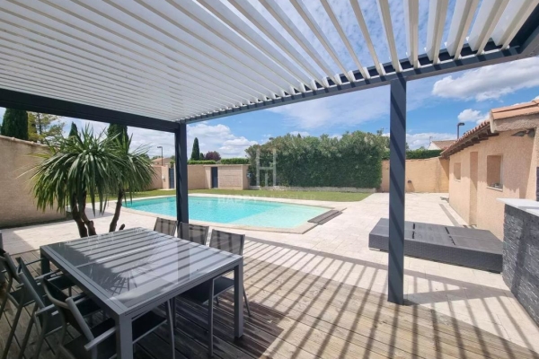 Maison de luxe à vendre à Saint Étienne-du-Grès, 575 000 €, Photo 1
