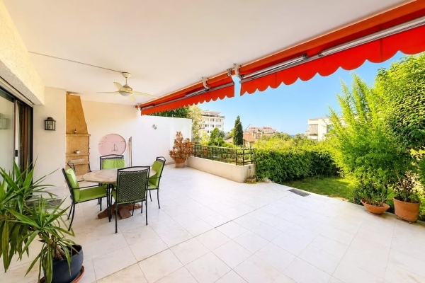 Luxury Apartment for sale in Antibes, 1 050 000 €, Photo 1